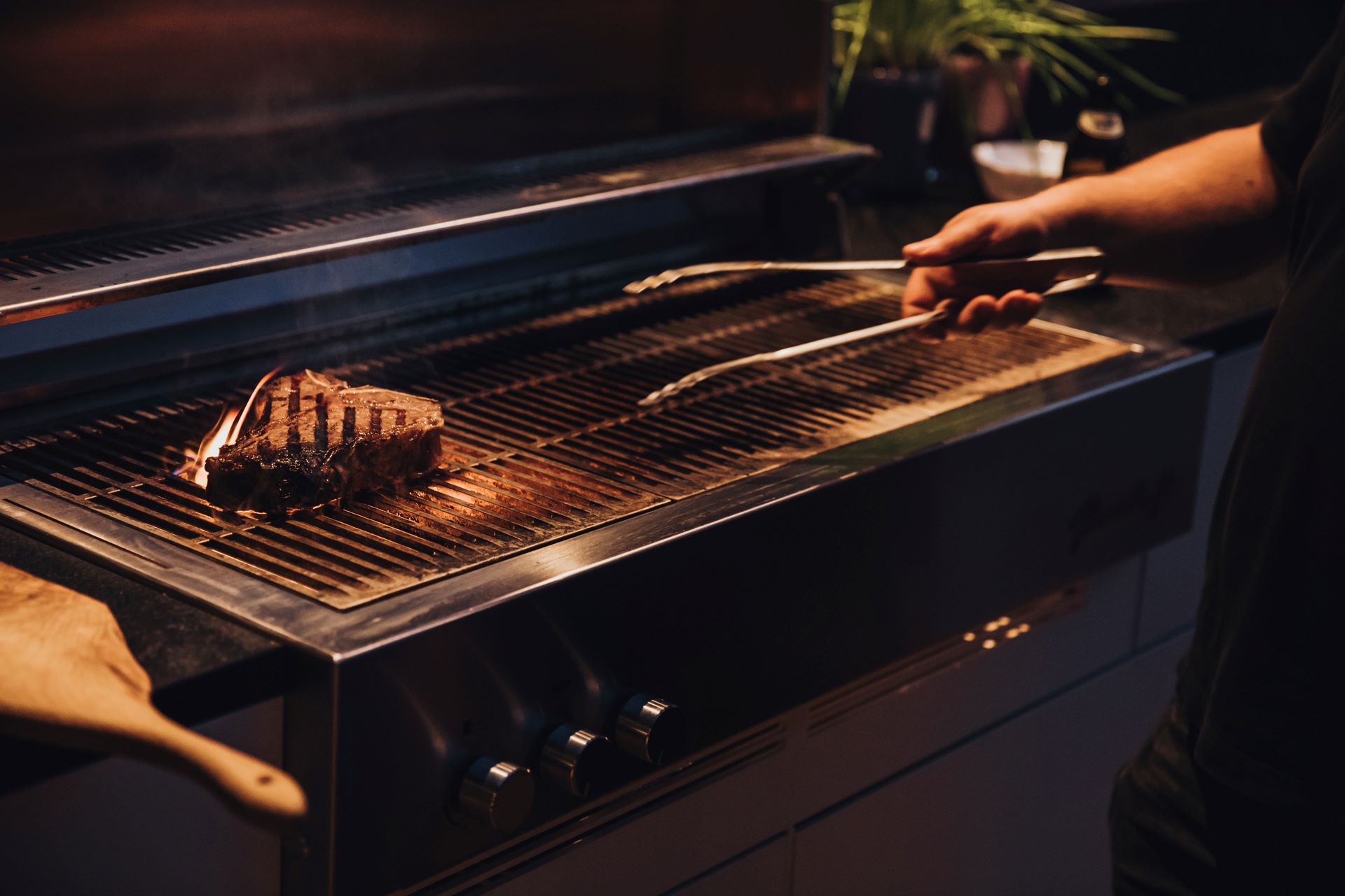Steak sütés Flammkraft gázgrillen