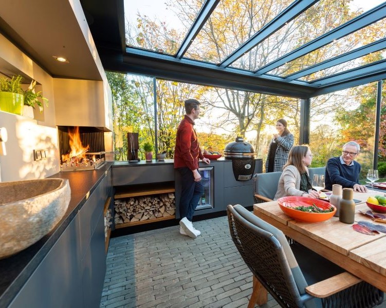 Kültéri életterek, kültéri konyha Solarlux üvegterasz alatt