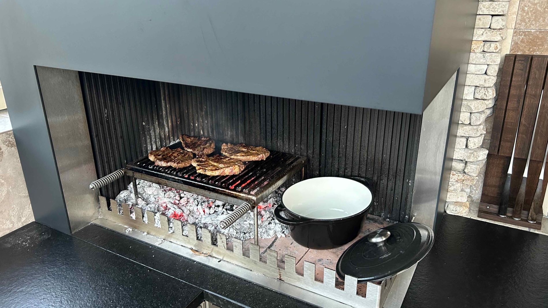 Freiluft tűztér és grillező kültéri konyhába