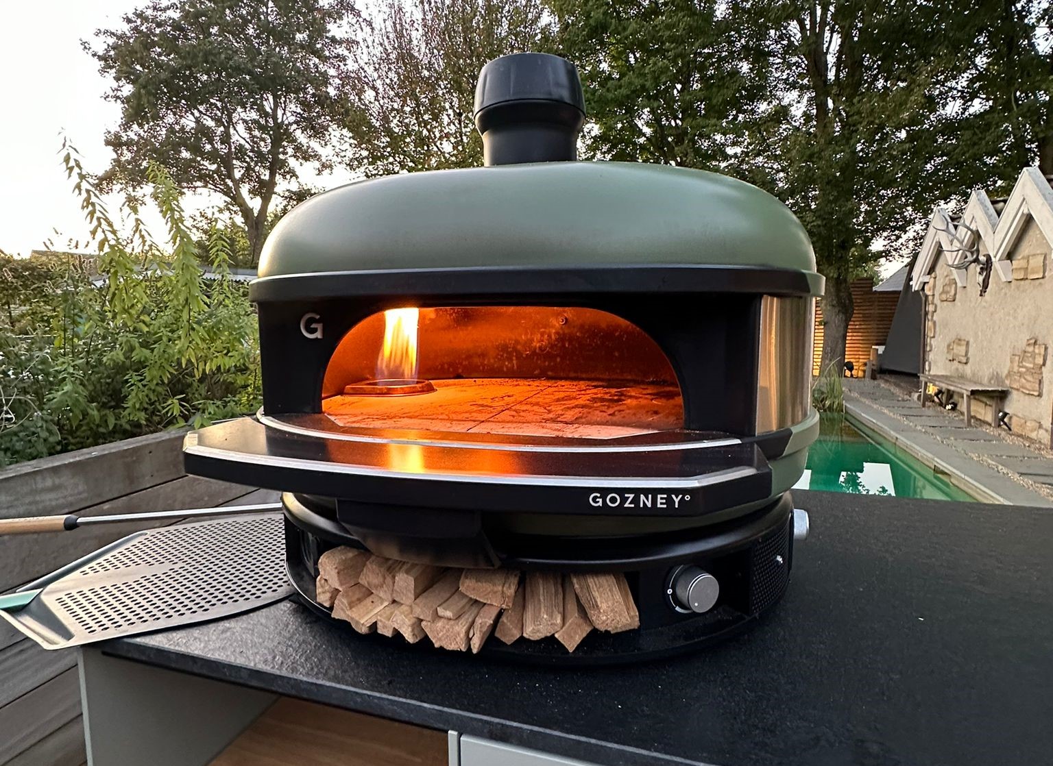 Pizzasütő kemence a Freiluft készülék nélküli konyhaszigeten