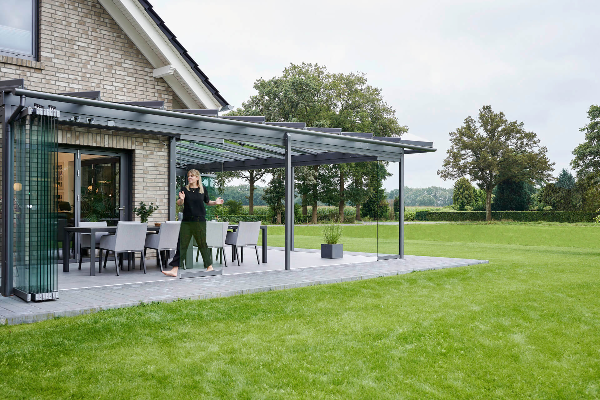 Teraszüvegezés Solarlux Proline T lapozható üvegfal